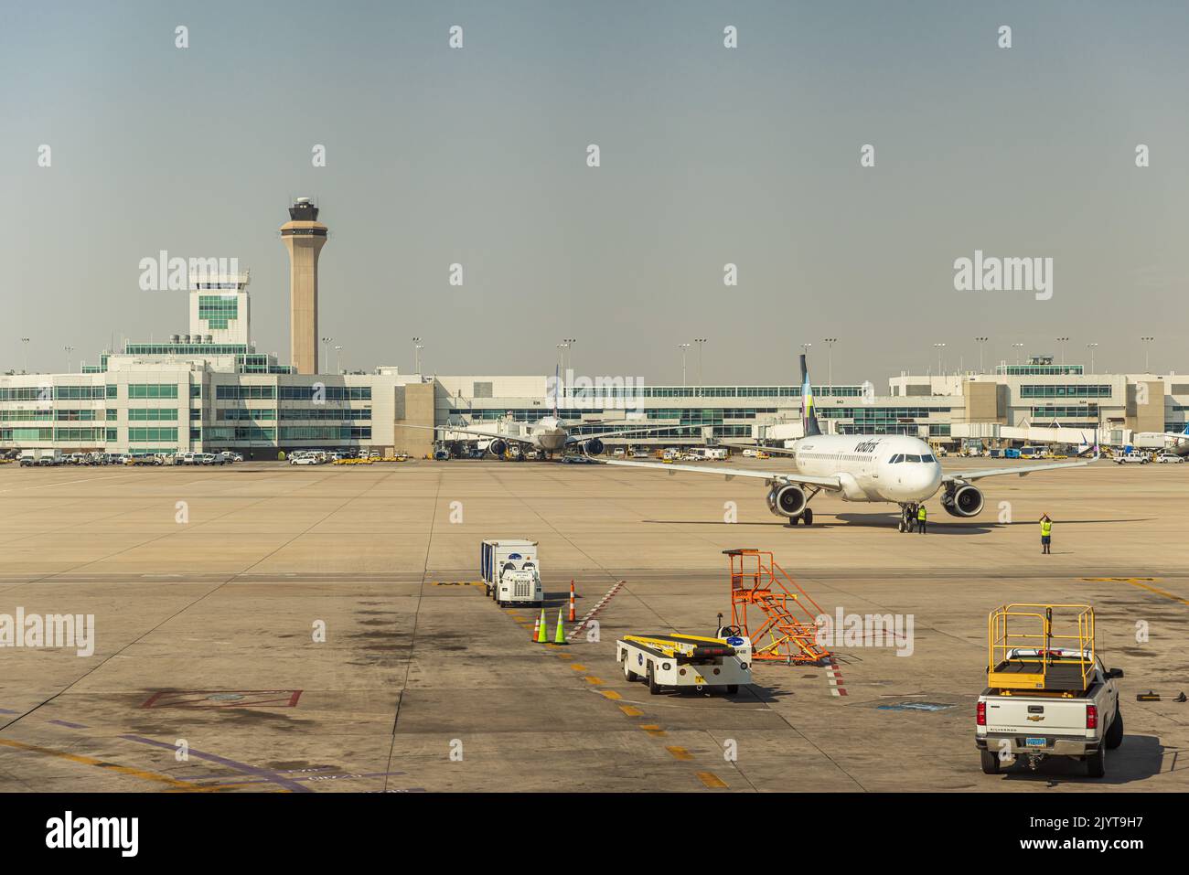 DENVER, CO - SEPTIEMBRE 6: Airbus A320 operado por Volaris docks el 6 de septiembre de 2022 en el Aeropuerto Internacional de Denver, Colorado. Volaris es un costo bajo Foto de stock