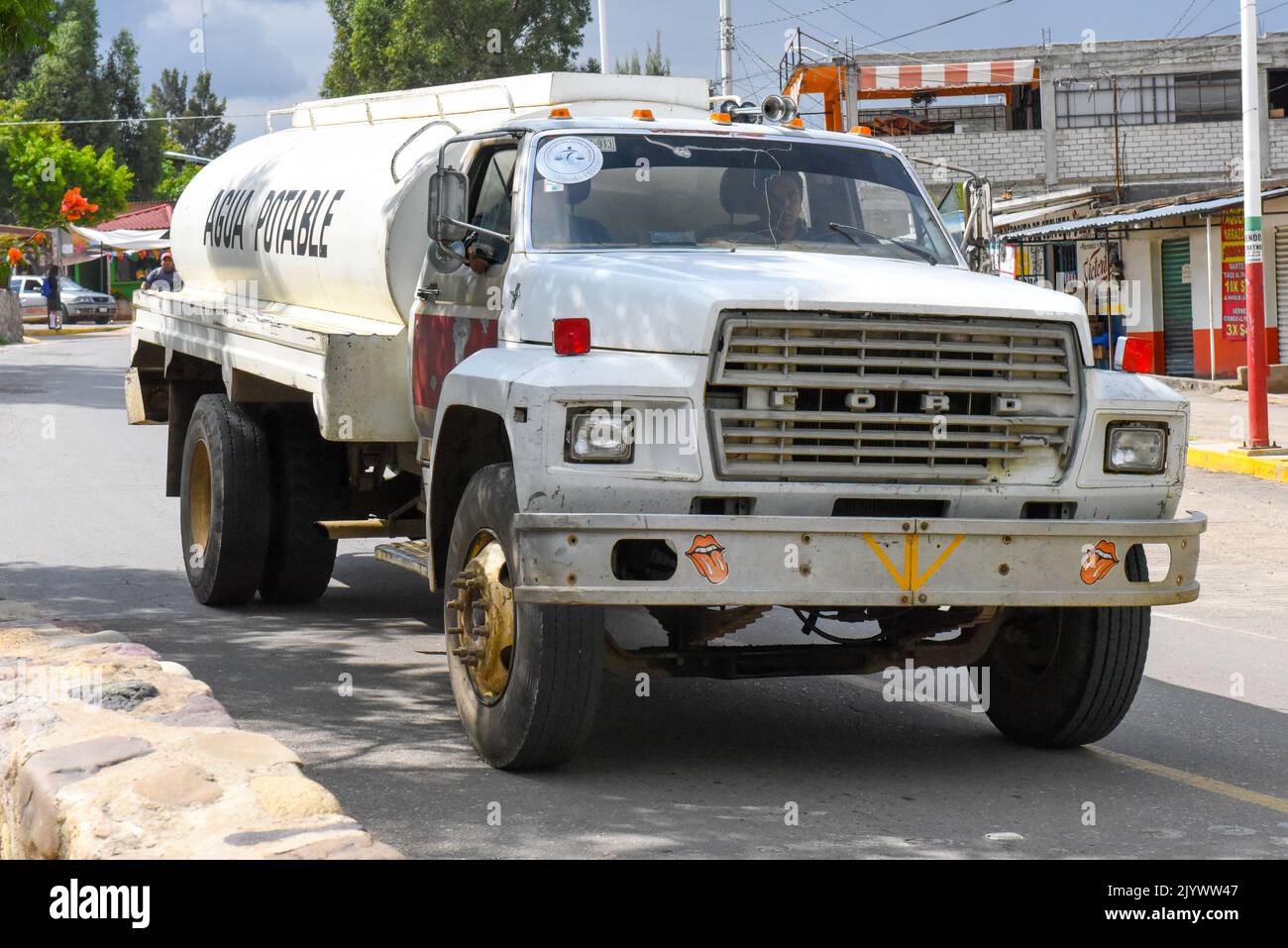 Camión de agua potable , Oaxaca , México Foto de stock