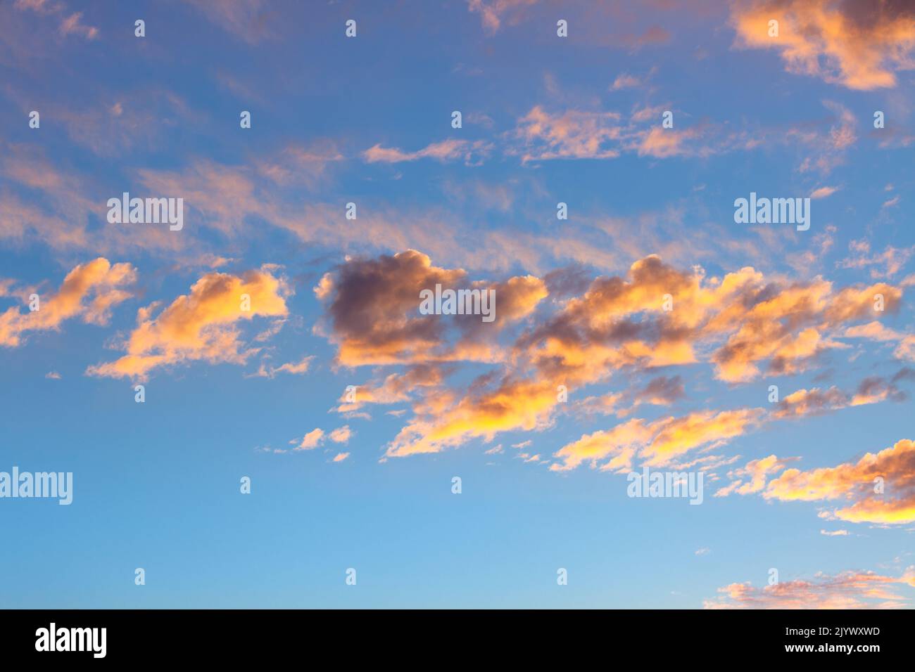 Cielo con nubes al atardecer Foto de stock