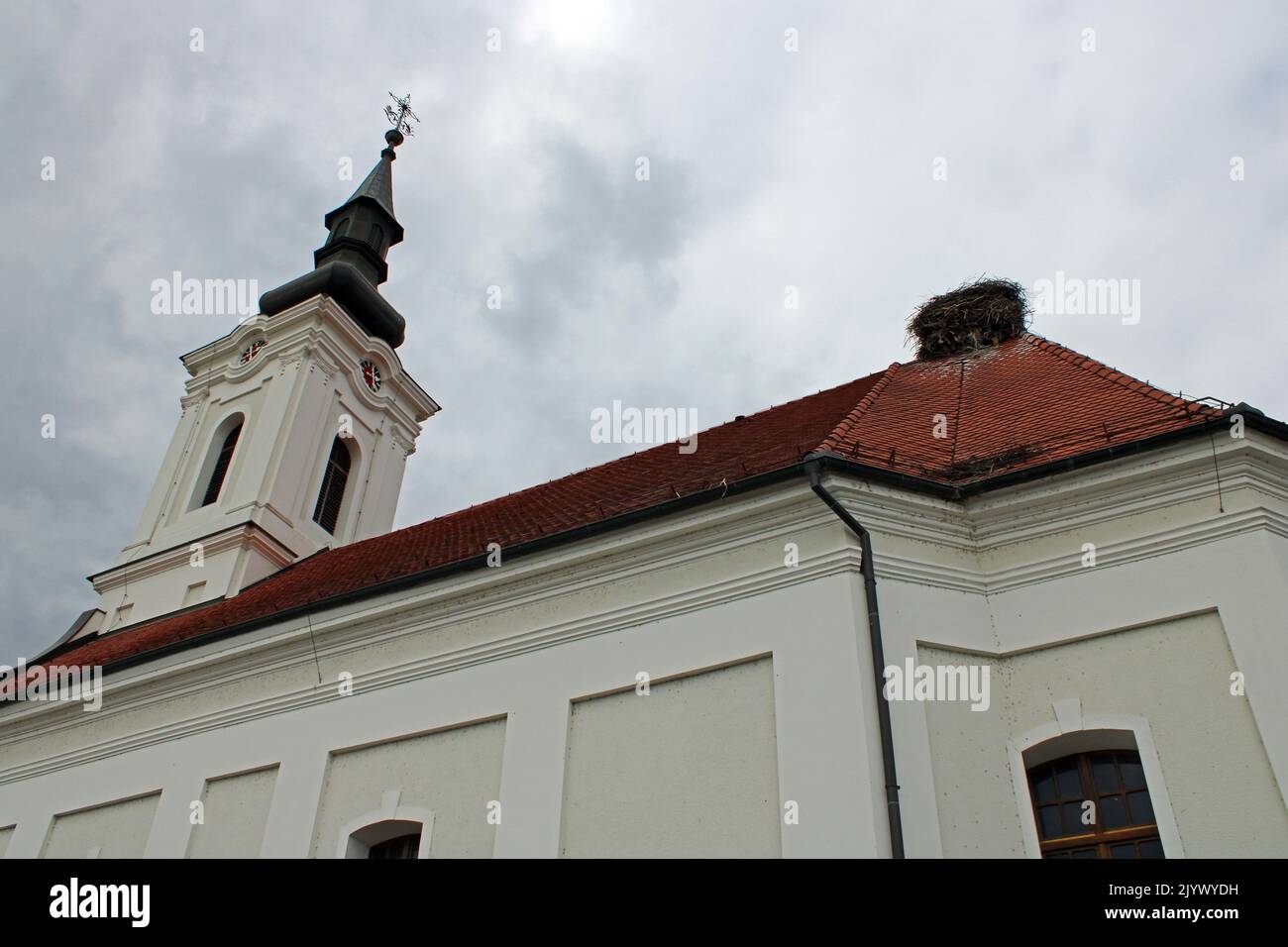Lugares famosos, la iglesia de San Mateo con nido de cigüeña, Stitar, Eslavonia, Croacia Foto de stock
