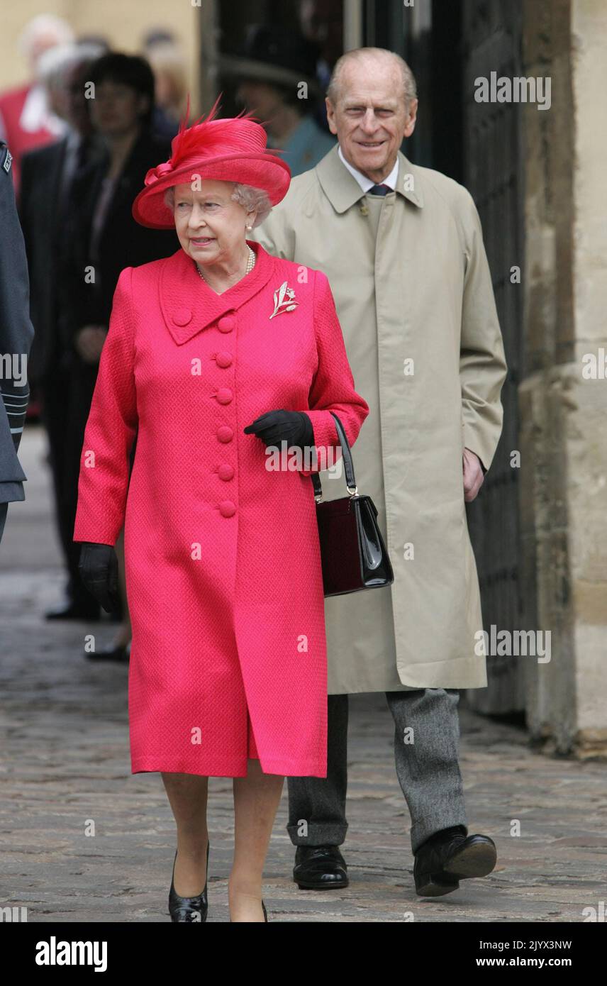 Foto de archivo de fecha 21/04/2006 de la reina Isabel II y el duque de Edimburgo dejando el castillo de Windsor a través de la puerta del rey Enrique VIII en su 80th cumpleaños antes de ir a un paseo por la ciudad. La reina murió pacíficamente en Balmoral esta tarde, ha anunciado el Palacio de Buckingham. Fecha de emisión: Jueves 8 de septiembre de 2022. Foto de stock