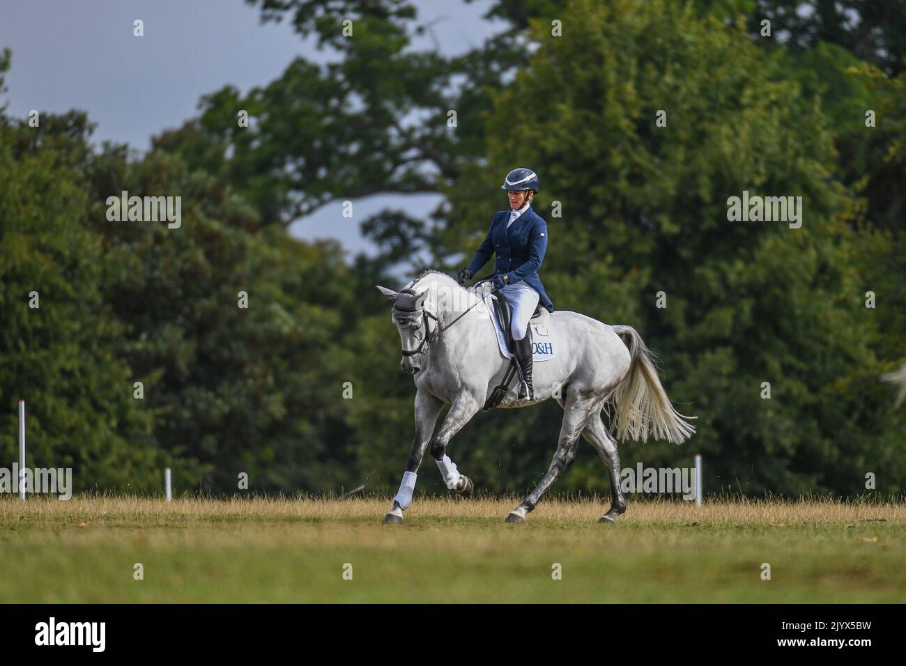 Bicester, Reino Unido. 8th de septiembre de 2022. Zara Tindall montando Classicals Euro Star a punto de hacer su doma en el Cornbury House Horse Trials en Cornbury Park cerca de Finstock en Oxfordshire en el Reino Unido entre el 8 y 11th de septiembre de 2022. Crédito: Peter Nixon/Alamy Live News Foto de stock