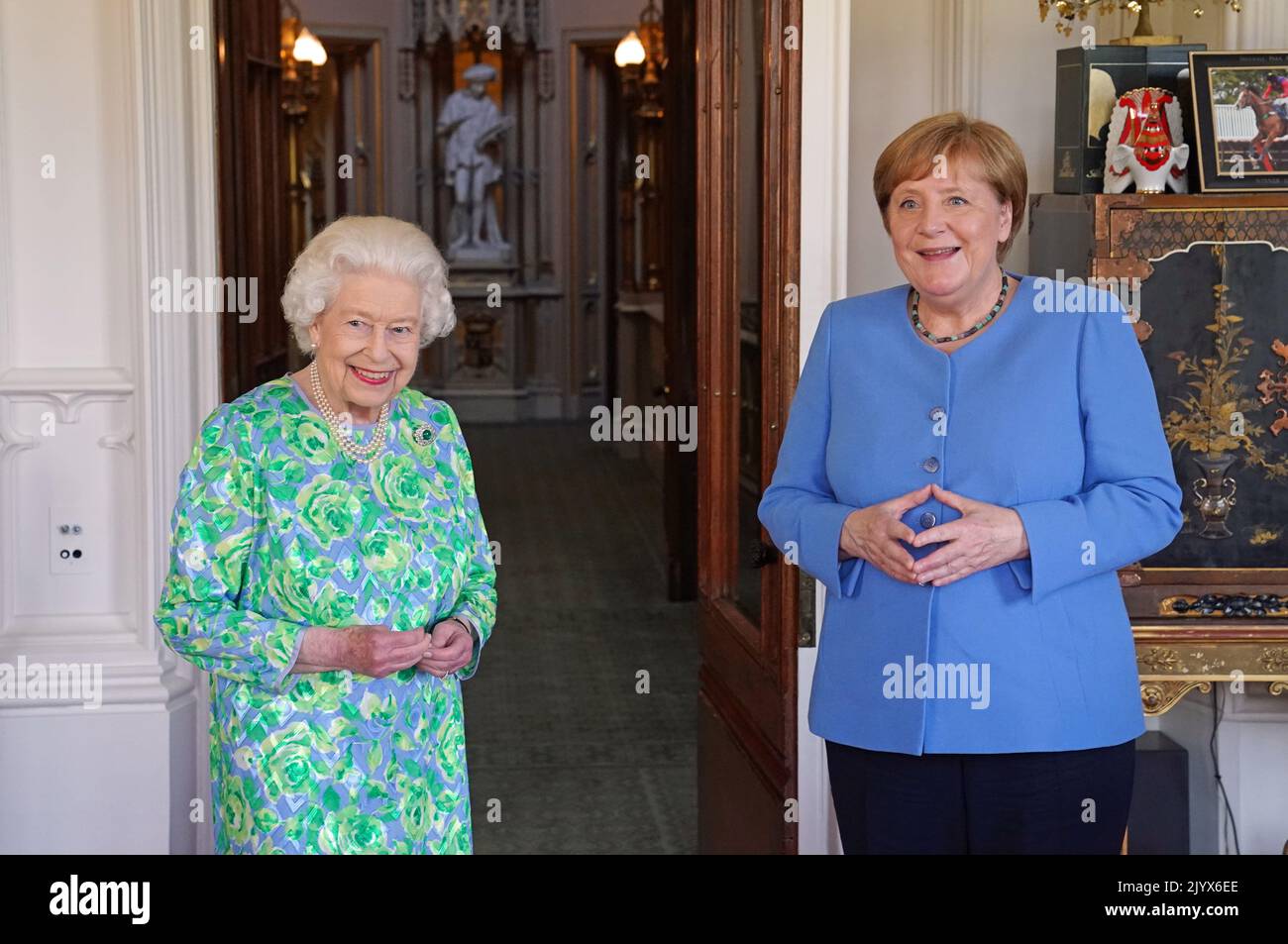Foto de archivo de fecha 02/07/2021 de la reina Isabel II recibiendo a la canciller de Alemania, Angela Merkel, durante una audiencia en el Castillo de Windsor en Berkshire. La reina murió pacíficamente en Balmoral esta tarde, ha anunciado el Palacio de Buckingham. Fecha de emisión: Jueves 8 de septiembre de 2022. Foto de stock