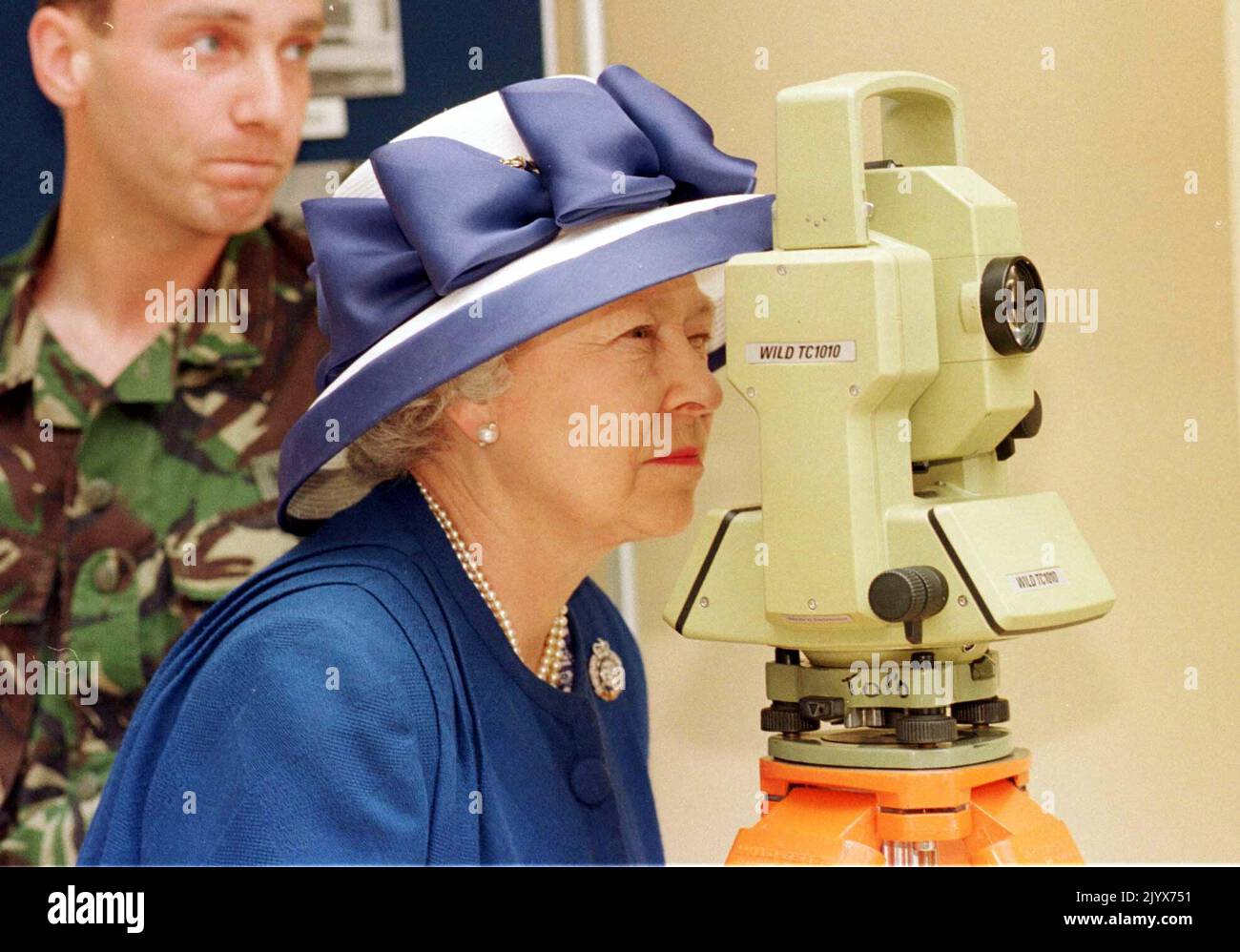 Foto de archivo de fecha 26/06/98 de la reina Isabel II, Coronel en Jefe del Cuerpo de Ingenieros Reales del Ejército Británico, mirando a través de un teodolito durante su visita al Grupo de Ingenieros de la encuesta de 42 en el Cuartel Denison en Hermitage. La reina murió pacíficamente en Balmoral esta tarde, ha anunciado el Palacio de Buckingham. Fecha de emisión: Jueves 8 de septiembre de 2022. Foto de stock