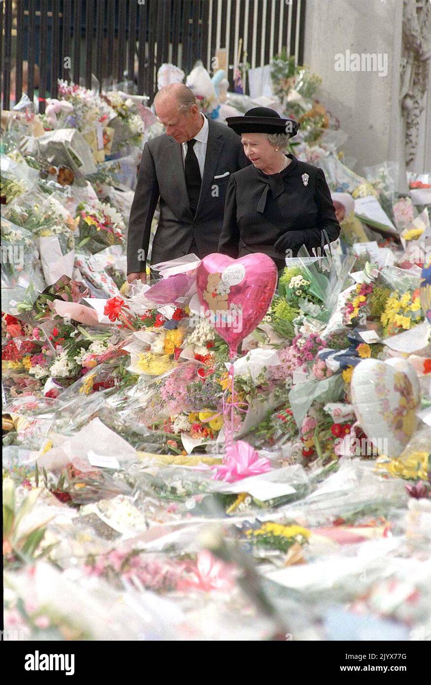 Foto del archivo de fecha 05/09/97 de la Reina y el Duque de Edimburgo viendo los homenajes florales a Diana, Princesa de Gales, en el Palacio de Buckingham. La reina murió pacíficamente en Balmoral esta tarde, ha anunciado el Palacio de Buckingham. Fecha de emisión: Jueves 8 de septiembre de 2022. Foto de stock