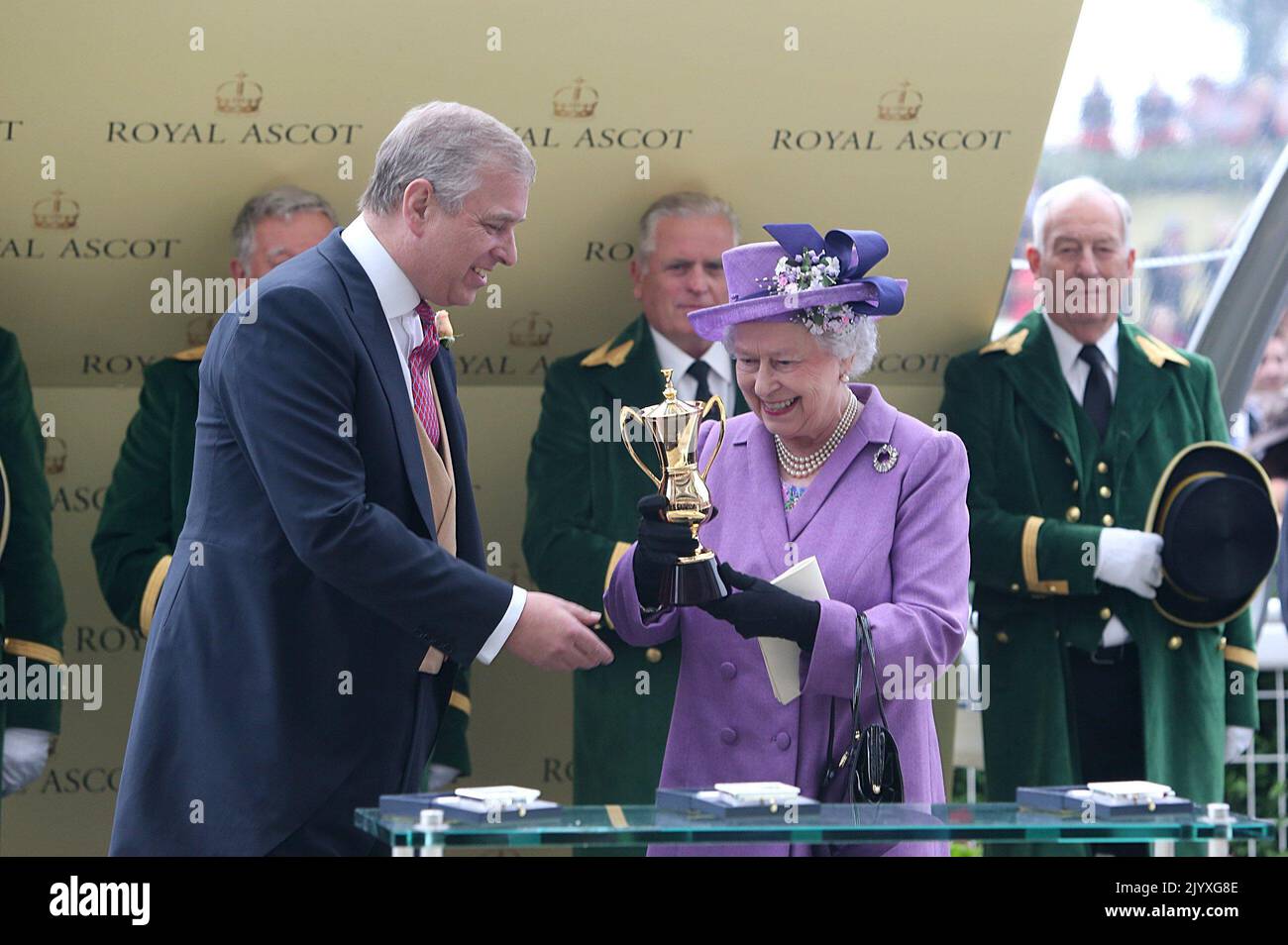 Foto de archivo de fecha 20/6/2013 del Duque de York presentando a la Reina Isabel II con un trofeo después de que su estimación de caballo ganó la Copa de Oro durante el Día de las Damas en los caballos Royal Ascot, como los perros, eran el amor de toda la vida de la Reina y ella tenía un increíble conocimiento de la cría y linajes. Ya sea que se trataba de carreras de carreteros o ponis, ella mostró un interés infalible. Fecha de emisión: Jueves 8 de septiembre de 2022. Foto de stock