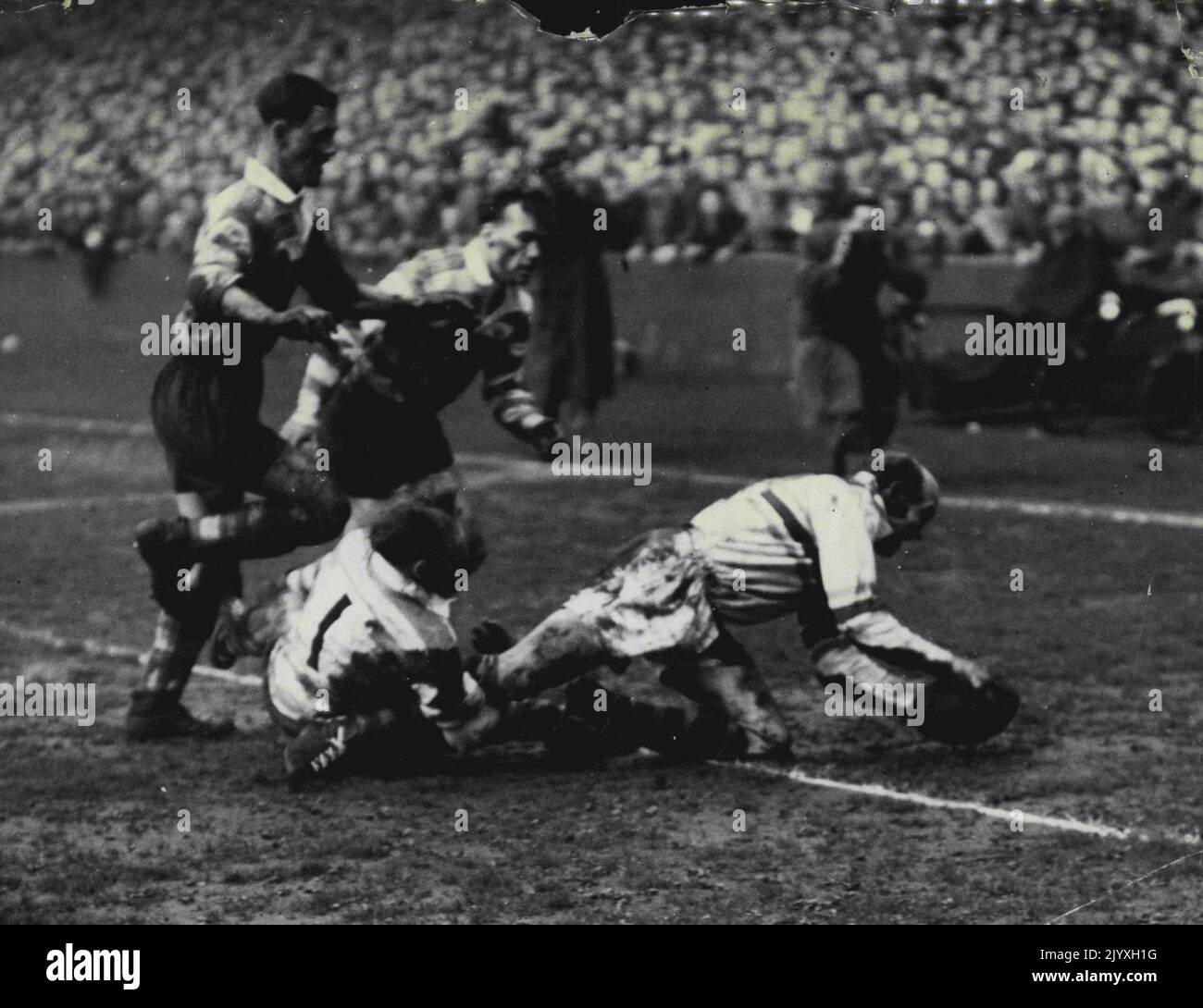 Final del Campeonato de la Liga de Rugby. Brian Bevan (Warrington) marca el intento que ayudó a Warrington a ganar la Copa del Campeonato de la Liga. La segunda temporada consecutiva para el otro australiano Harry Bath marcó dos goles de penalti. 14 de mayo de 1955. Foto de stock