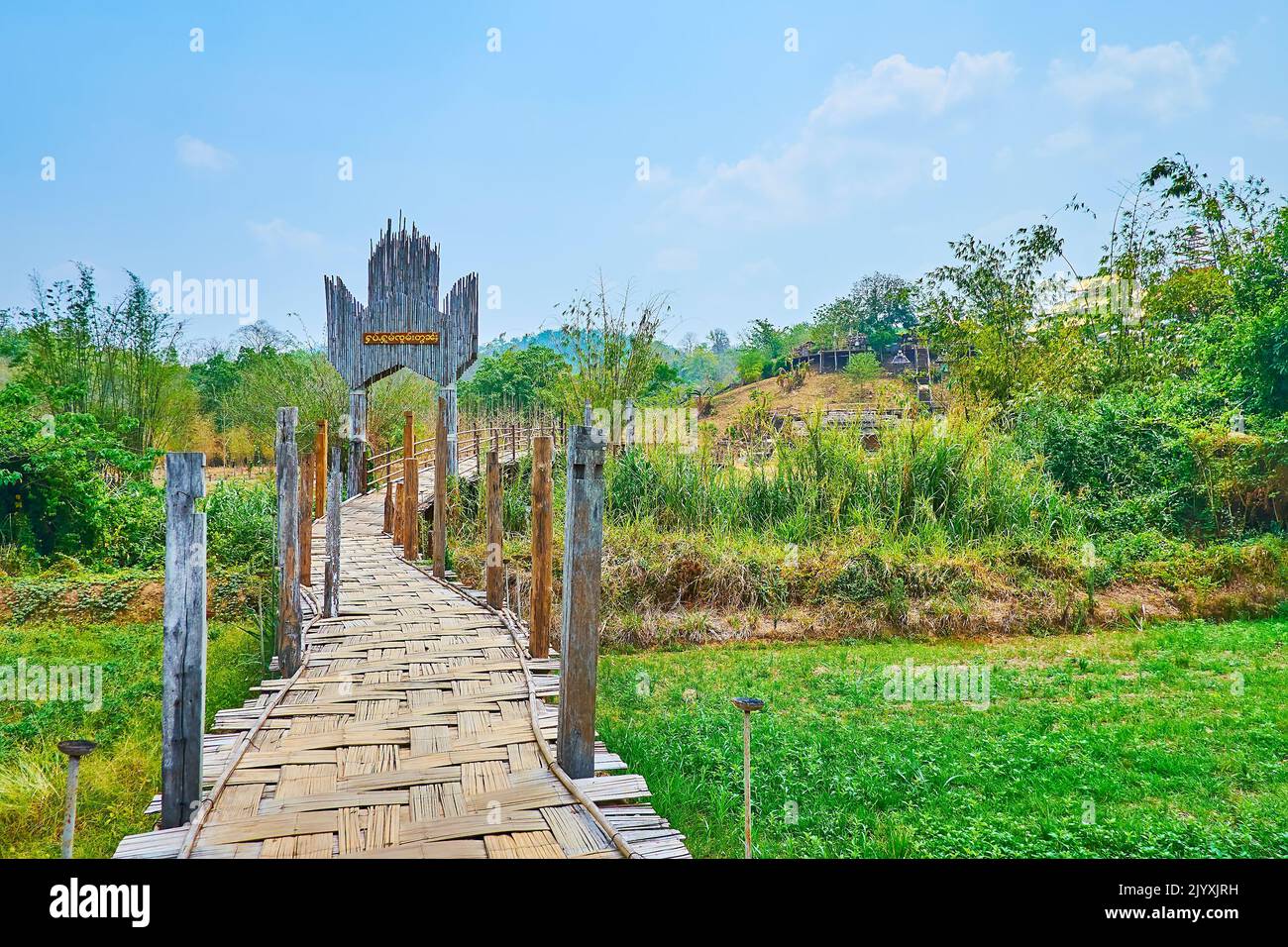 Su Tong Pae Bamboo Bridge, ubicado en medio de los arrozales del suburbio de Mae Hong Son, Tailandia Foto de stock