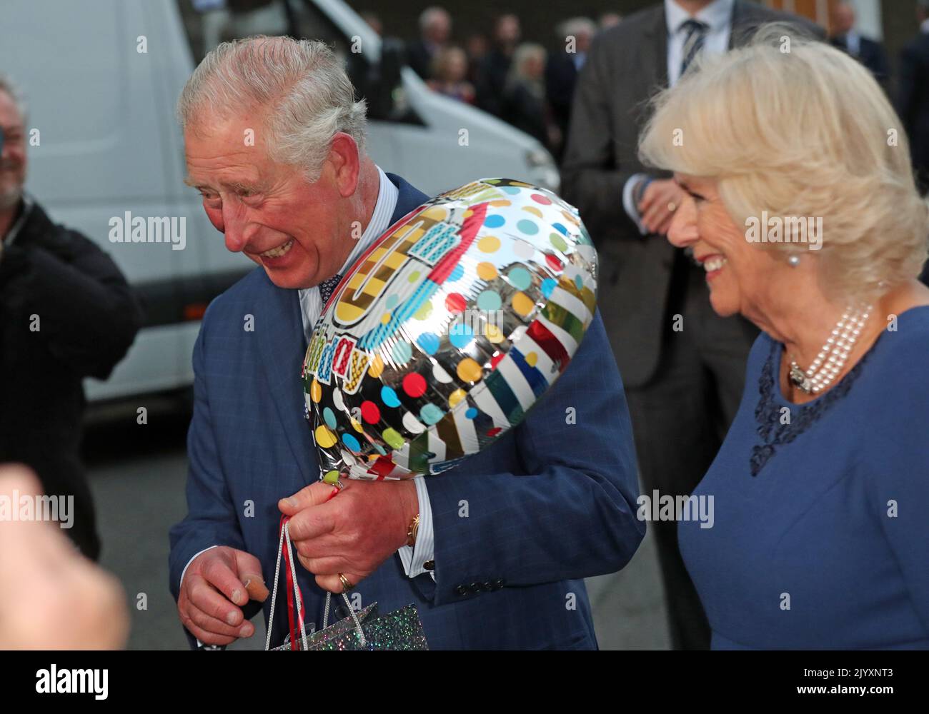 Foto del archivo de fecha 14/11/2018 del Príncipe de Gales sosteniendo un regalo de cumpleaños mientras él y la Duquesa de Cornwall llegaron para una fiesta de té en Spencer House en Londres para celebrar 70 personas inspiradoras que conmemoraban su 70th cumpleaños este año. Fecha de emisión: Jueves 8 de septiembre de 2022. Foto de stock
