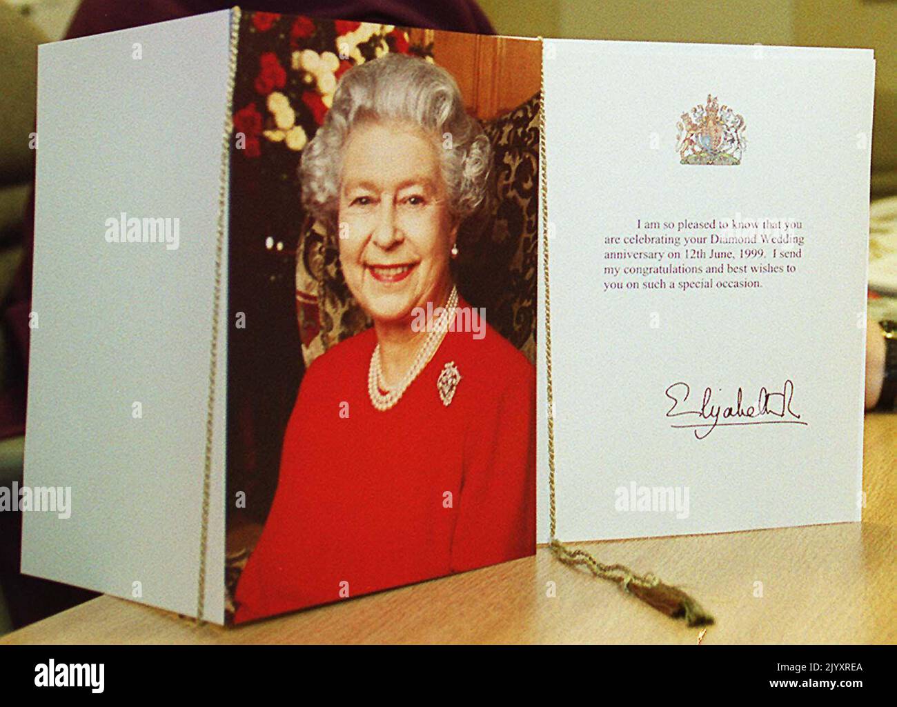 Foto de archivo con fecha 11/6/1999 de una tarjeta de la Reina Isabel II felicitando a la ganadora en su Aniversario de Boda Diamante. Durante su reinado envió más de 175.000 telegramas a centenarios en el Reino Unido y la Commonwealth y alrededor de 540.000 telegramas a parejas en el Reino Unido y la Commonwealth celebrando su aniversario de boda de diamantes (60 años). Fecha de emisión: Jueves 8 de septiembre de 2022. Foto de stock