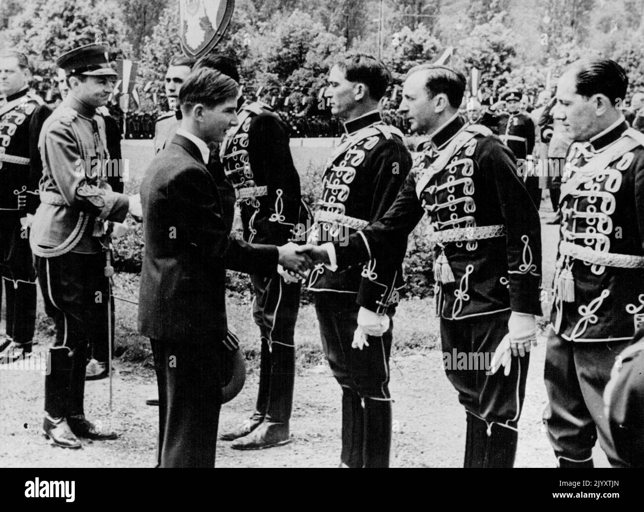 King asiste a las celebraciones del centenario de la Guardia. El rey Pedro de Yugoslavia, acompañado por el príncipe Pablo, regente principal, asistió recientemente a las celebraciones del centenario del Puente de la Guardia Real, en Belgrado. P.D. El rey Pedro y el príncipe Pablo estrechando la mano con los oficiales de los guardias reales. 27 de mayo de 1938. (Foto de Keystone) Foto de stock