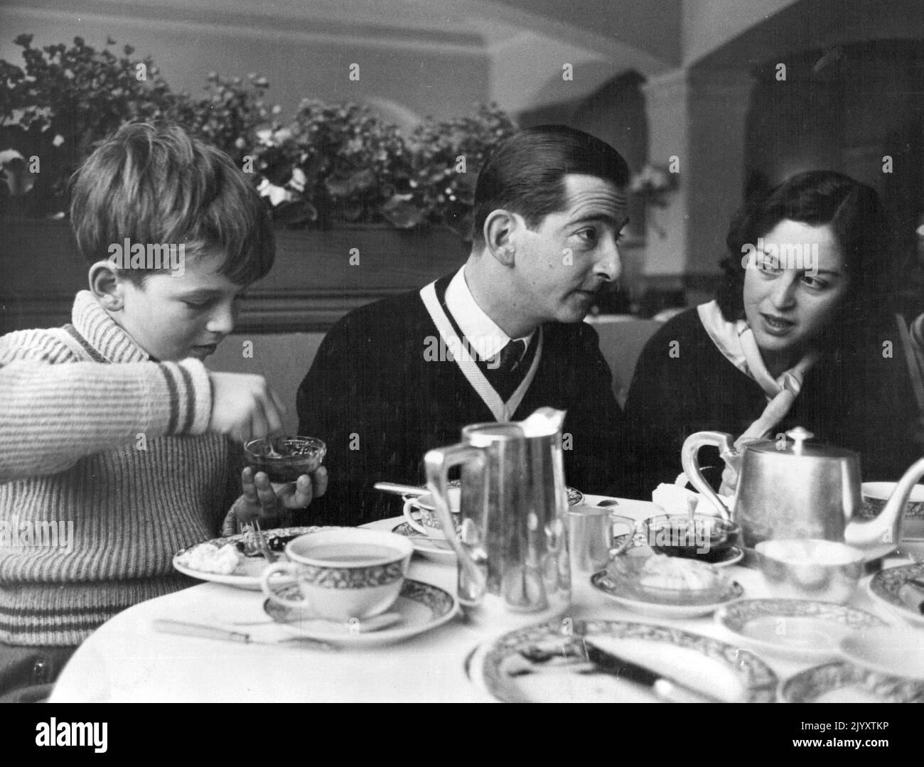'En el almuerzo el interés principal de nuestro hijo Alexander fue la mermelada de fresa. Fue una comida casera y sin preocupaciones. 23 de marzo de 1955. Foto de stock