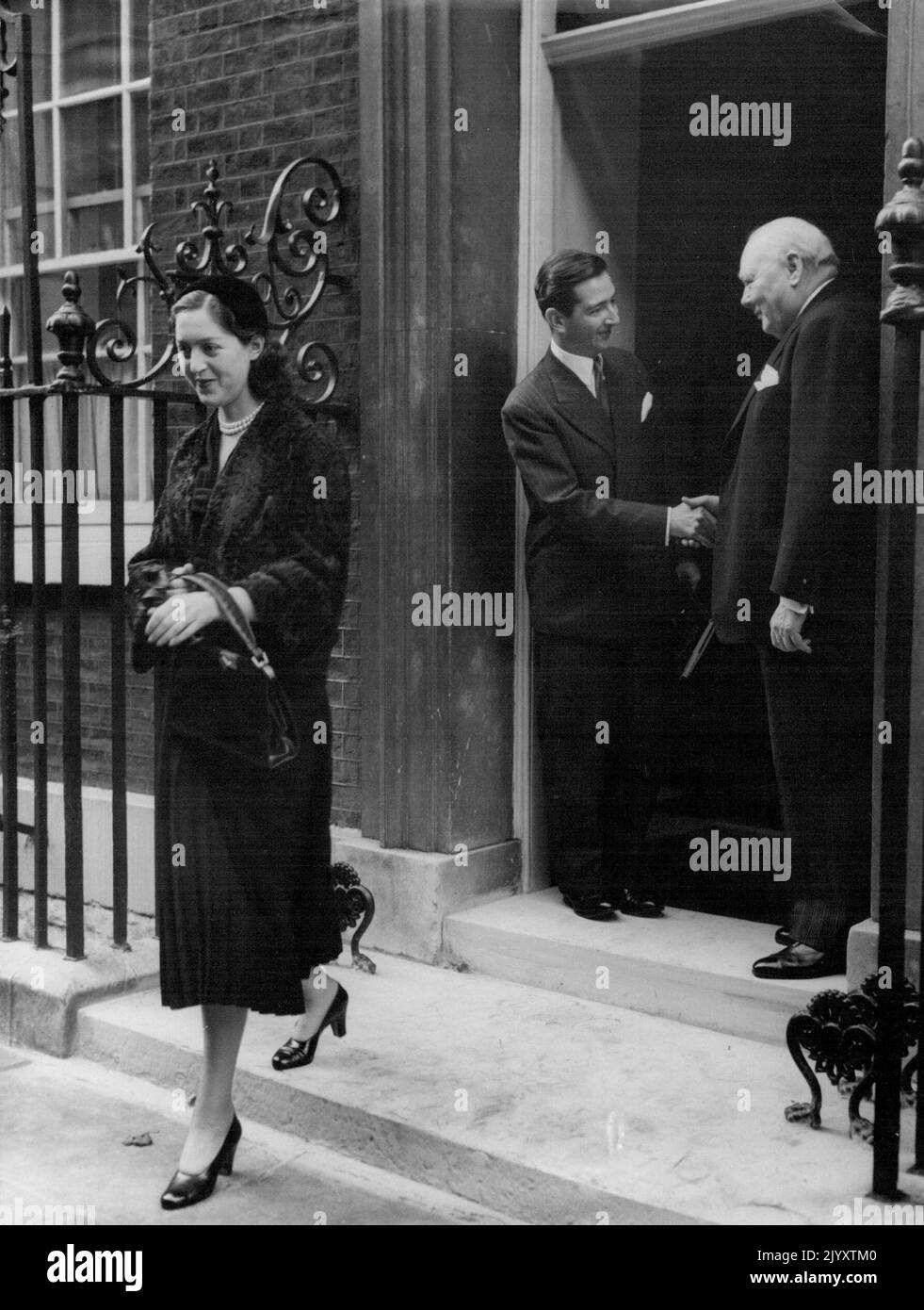 Llamadas del ex rey de Churchill El ex rey Pedro de Yugoslavia tiene un cordial apretón de manos para Sir Winston Churchill cuando se va con la ex reina Alexandra después de pagar una llamada formal al primer ministro británico a las 10, Downing Street, Londres, hoy (jueves). El ex rey Pedro está en Londres en relación con la publicación de sus recuerdos. 24 de marzo de 1955. (Foto de Reuterphoto) Foto de stock