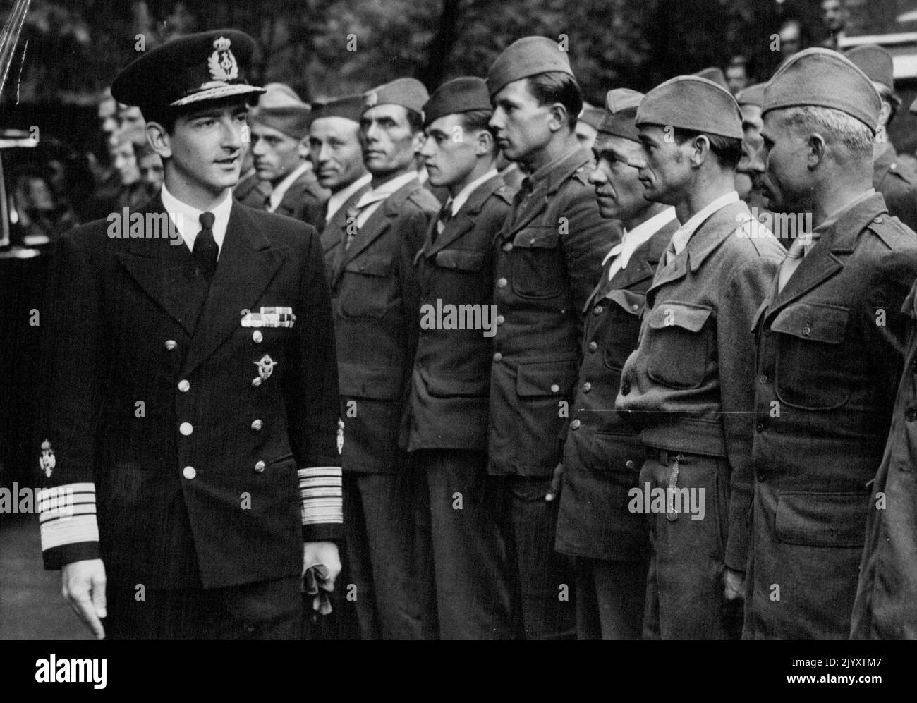 Amable Peter's Birthday servicio. Fotos: El rey Pedro inspeccionando hoy a su guardia de honor de Yugoslavia antes del servicio. El ex rey Pedro de Yugoslavia, que hoy tiene 25 años, asistió esta mañana a un servicio especial de cumpleaños en la iglesia de la Santísima Trinidad, Brompton Road, Londres. 6 de septiembre de 1948. (Foto de Fox Photos) Foto de stock