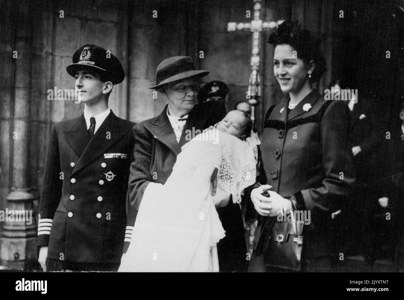 El Hijo del Rey Pedro se bautizó en la Abadía de Westminster. Fotos: El rey y la reina de Yugoslavia se van con el hijo y el heredero, después de la ceremonia de bautizo, celebrada en la Abadía de Westminster, Londres. 24 de octubre de 1945. Foto de stock