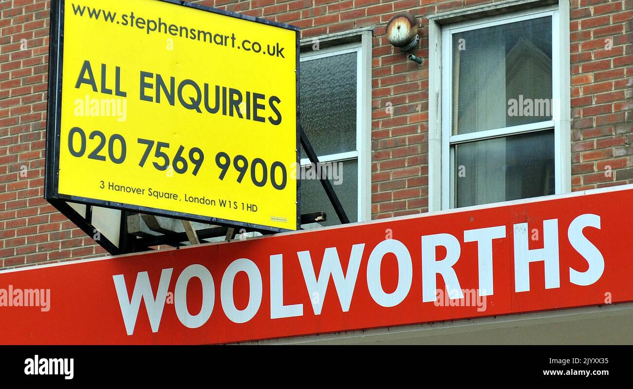 2008: Foto de archivo de fecha 2008 de diciembre de un cartel colocado sobre la entrada delantera de una sucursal de Woolworths en Romford, Essex, cuando la cadena se cerró para siempre. Fecha de emisión: Jueves 8 de septiembre de 2022. Foto de stock