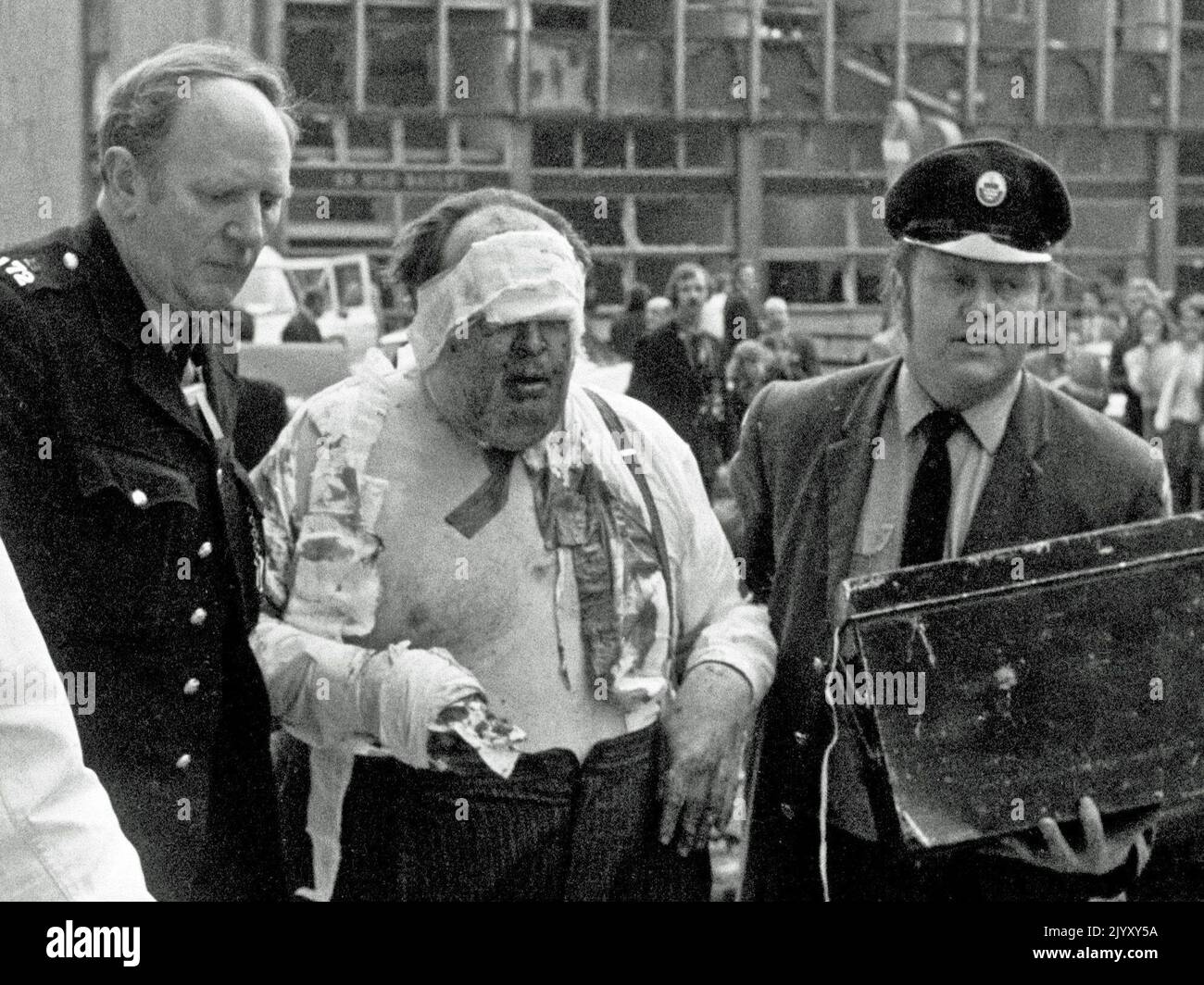 1973: Foto de archivo de fecha 1972 de marzo de James Crespi abogado siendo llevado lejos, herido y vendado, después de ser herido por una bomba del IRA fuera del Old Bailey en Londres. Fecha de emisión: Jueves 8 de septiembre de 2022. Foto de stock