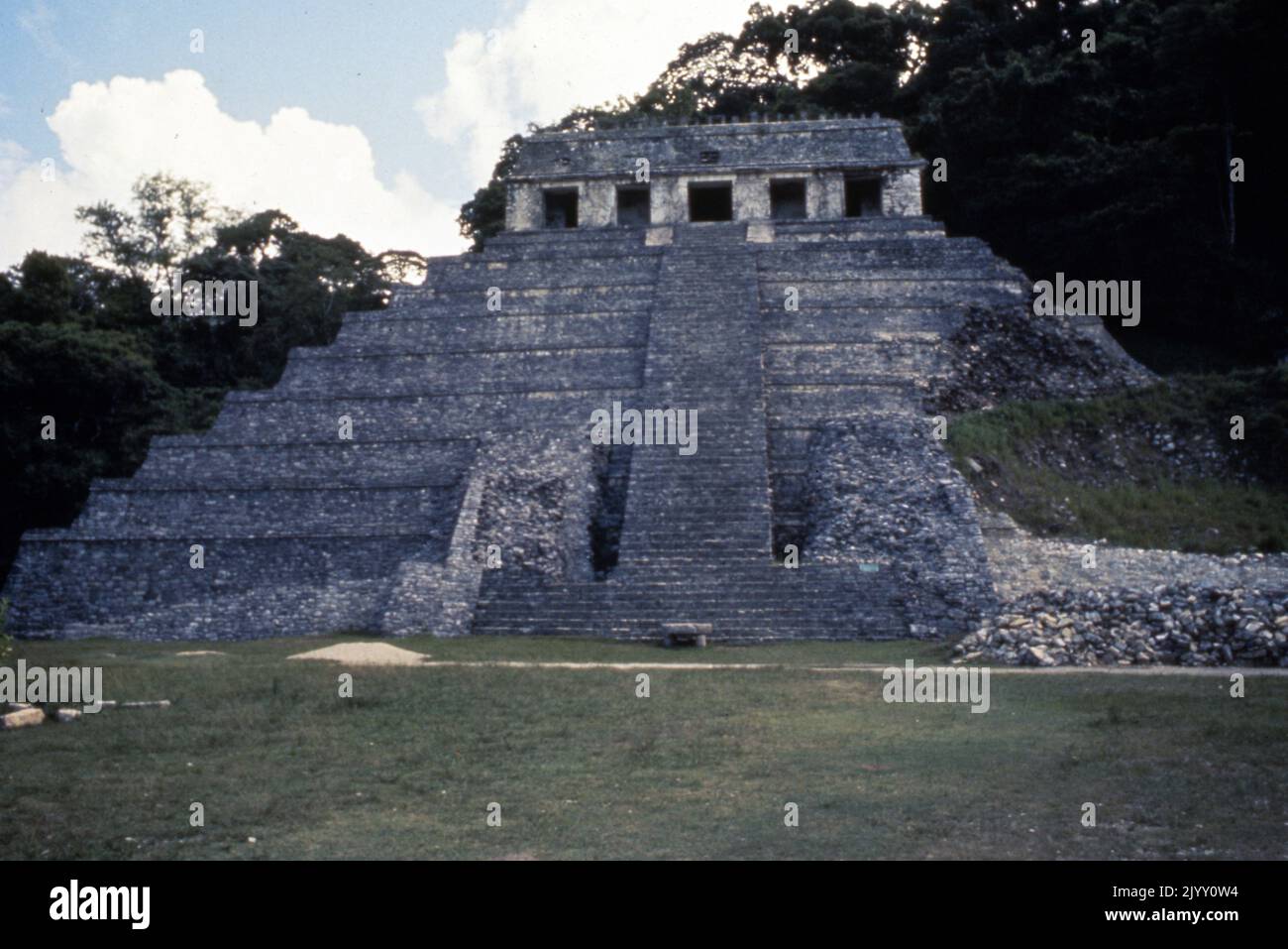 El Templo de las Inscripciones, la mayor estructura piramidal escalonada mesoamericana, en el sitio de la civilización maya precolombina de Palenque Foto de stock