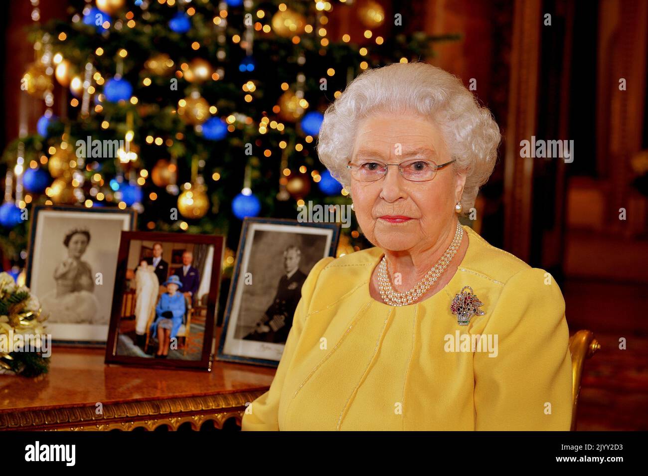 Foto de archivo de fecha 24/12/2013 de la Reina Isabel II después de grabar su transmisión del día de Navidad a la Commonwealth, en la Sala de Dibujo Azul del Palacio de Buckingham en el centro de Londres. Fecha de emisión: Jueves 8 de septiembre de 2022. Foto de stock