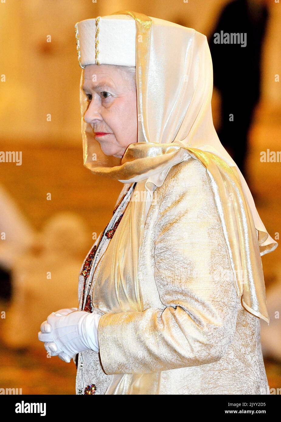 Foto del archivo fechada el 24/11/2010 de la Reina Isabel II caminando por la Gran Mezquita Sheikh Zayed en Abu Dhabi, como parte de una visita estatal de cinco días al Golfo. Fecha de emisión: Jueves 8 de septiembre de 2022. Foto de stock