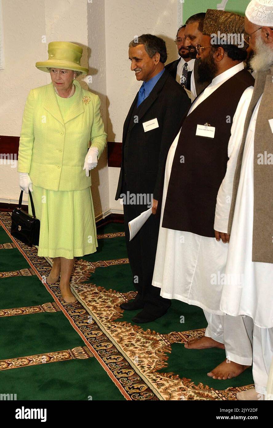 Foto del archivo fechada el 31/7/2002 de la Reina Isabel II entrando en la Sala de Oración durante una visita al Centro Islámico de Scunthorpe después de quitarse los zapatos. Era la primera vez que la Reina visitaba una mezquita en el Reino Unido. Fecha de emisión: Jueves 8 de septiembre de 2022. Foto de stock