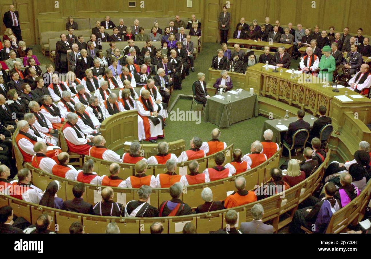 Foto del archivo fechada el 14/11/2000 de la Reina Isabel II (derecha, de pie), pronunciando su discurso ante el Sínodo General de la Iglesia de Inglaterra, en Church House, Westminster, Londres. Fecha de emisión: Jueves 8 de septiembre de 2022. Foto de stock