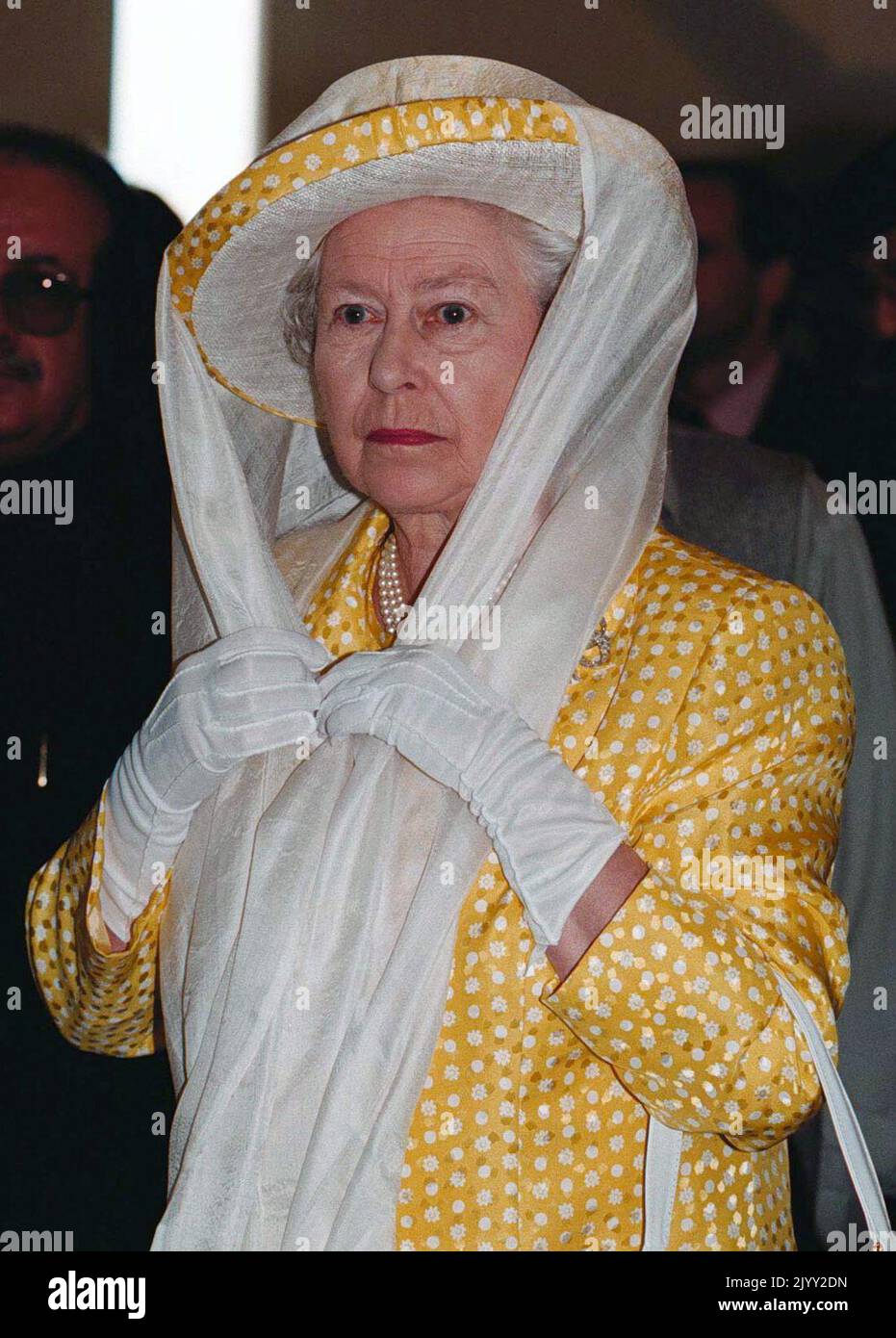 Foto de la FIE de fecha 7/10/1997 de la reina Isabel II con un pañuelo en la cabeza, mientras estaba de gira por la mezquita Shah Faisal en Islamabad, Pakistán. Fecha de emisión: Jueves 8 de septiembre de 2022. Foto de stock