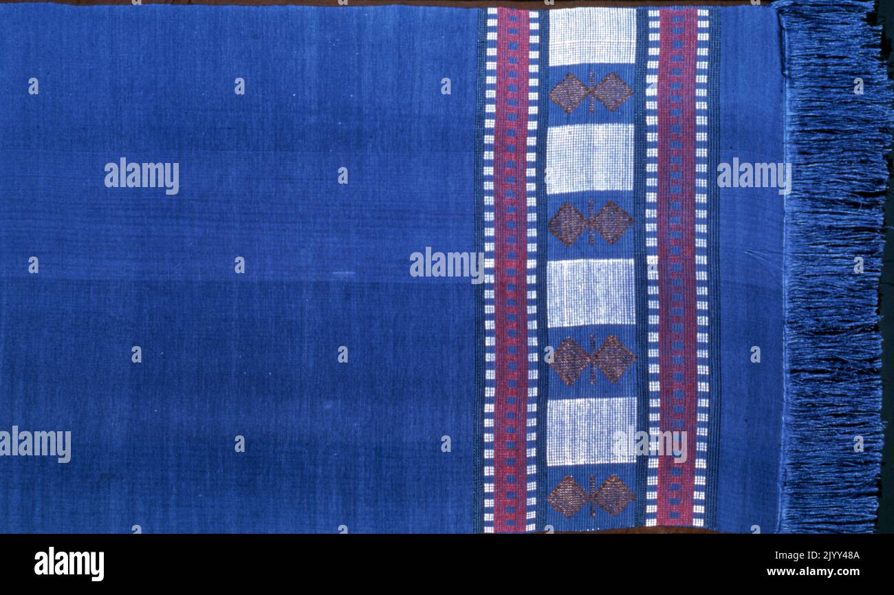 Tela de seda teñida y tejida. Pueblo Okene, Nigeria circa 1973 Foto de stock