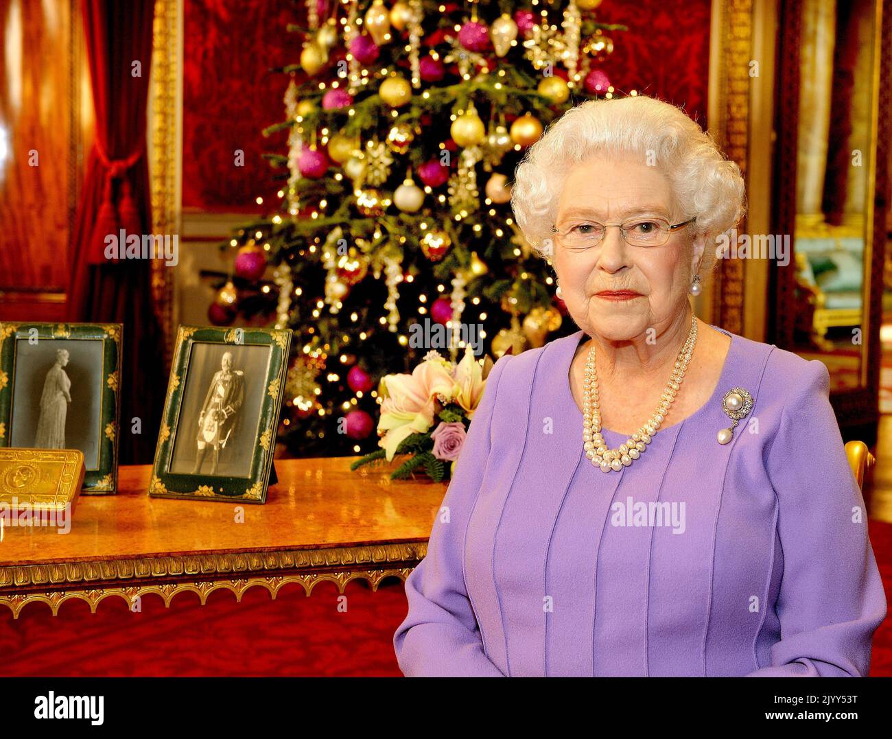 Foto de archivo de fecha 25/12/2014 de la Reina Isabel II parada en el State Dining Room del Palacio de Buckingham, Londres, después de grabar su emisión de televisión del día de Navidad a la Commonwealth. Fecha de emisión: Jueves 8 de septiembre de 2022. Foto de stock