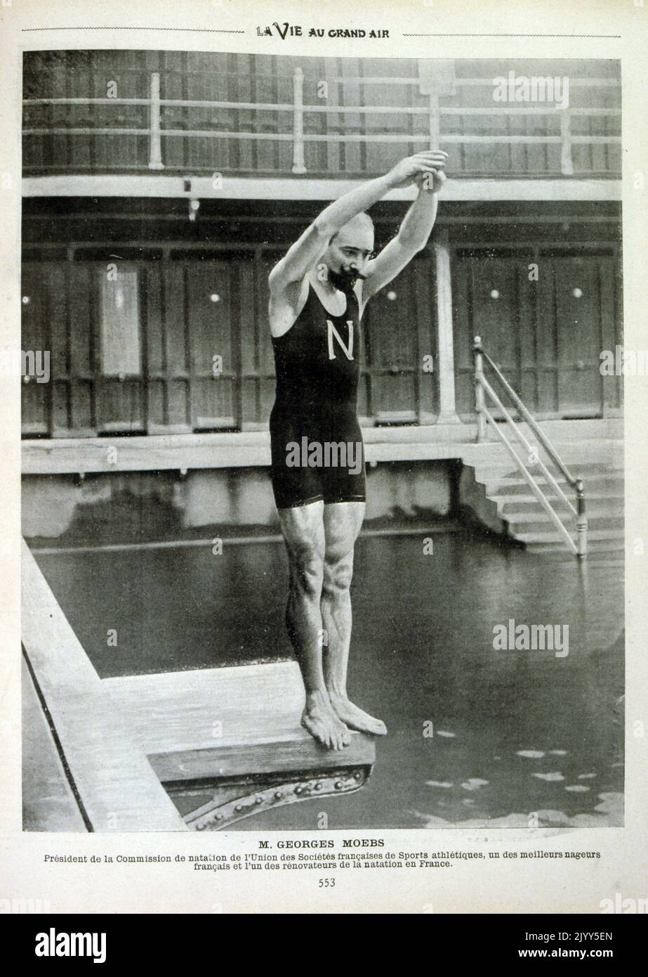 Fotografía antigua de Georges Moebs, presidente de la Sociedad Nacional Francesa para el Fomento de la Natación, a punto de sumergirse en una piscina. 1902 Foto de stock