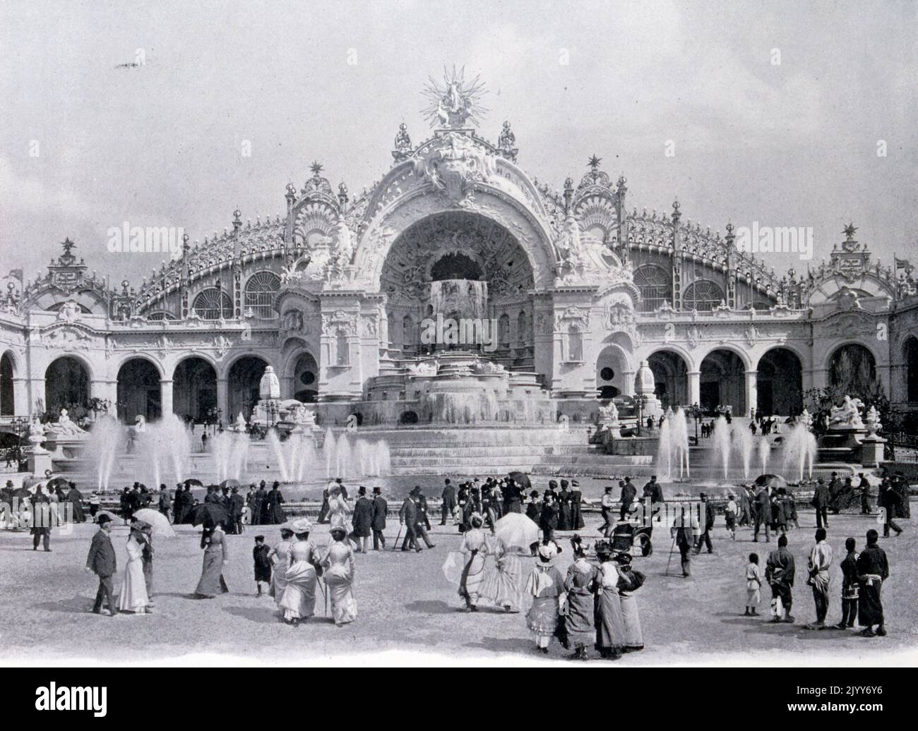 Exposición Universelle (Feria Mundial) París, 1900; fotografía en blanco y negro del Palacio de la Electricidad y el Castillo del Agua. Foto de stock