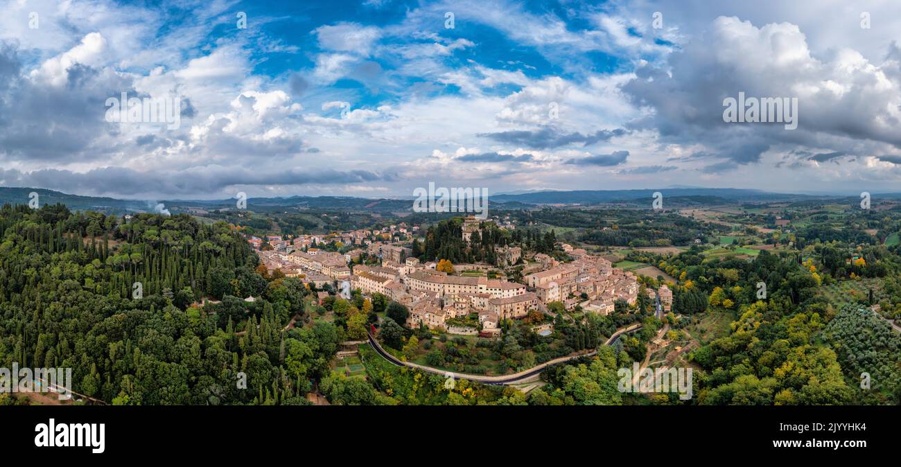 Cetona, Viajes en Toscana, Italia. Magnífica vista de la antigua aldea en la cima de la colina de Cetona, Siena, Italia. Foto de stock