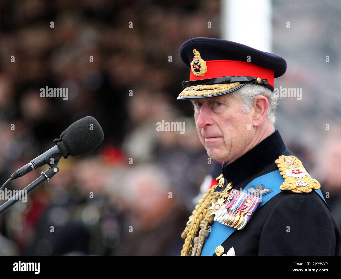 Foto del archivo de fecha 11/12/2015 del Príncipe de Gales hablando a los cadetes durante el desfile de Soberanos en la Real Academia Militar de Sandhurst. Fecha de emisión: Viernes 9 de Septiembre, 2022. Foto de stock