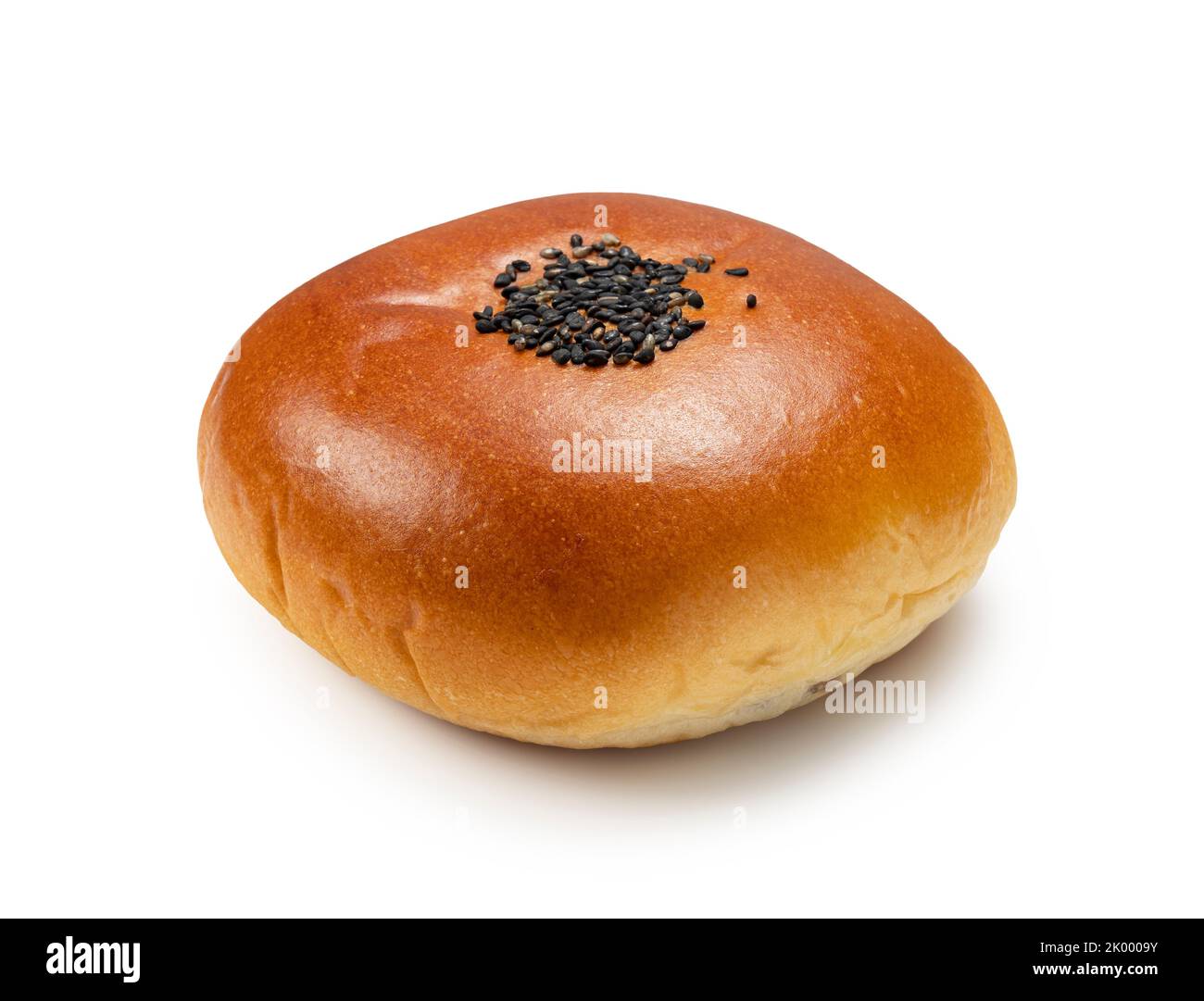 Anpan colocado sobre un fondo blanco. El anpan es un pan dulce japonés