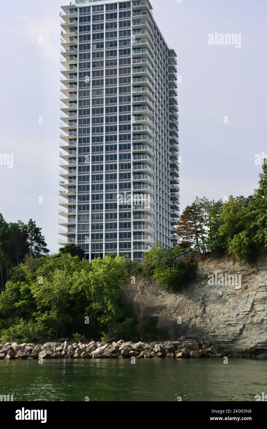 El edificio del condominio Winton Place en la Costa de Oro de Lakewood