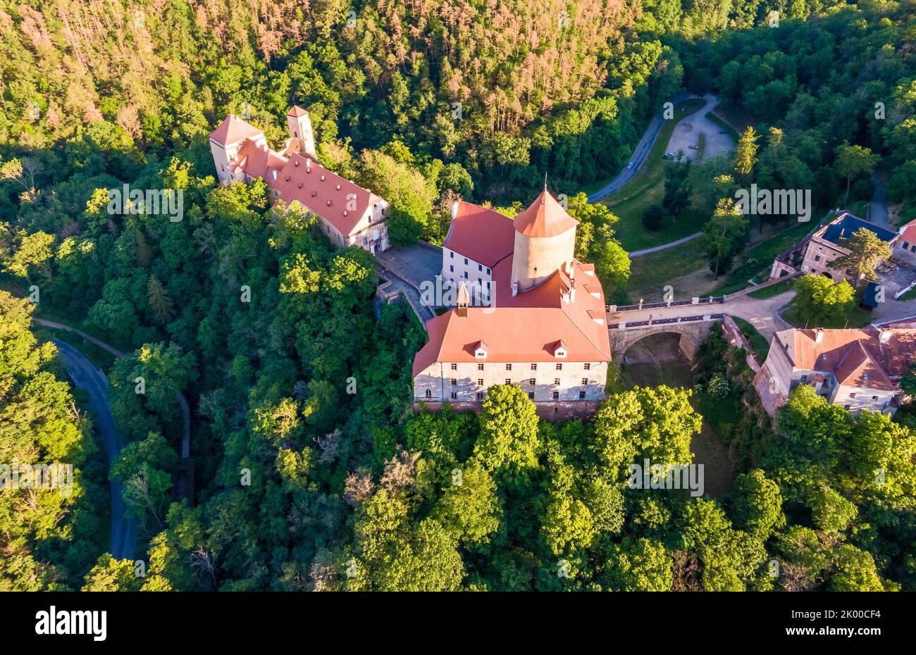 Foto aérea del castillo de Veveri cerca de la ciudad de Brno. Región de Moravia del Sur, rodeada por el río Svratka. Día de verano con cielo azul, puesta de sol y luz suave. Foto de stock