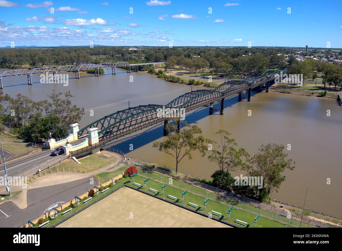 Aéreo del puente de tráfico Burnett mientras cruza el río Burnett Bundaberg Queensland Australia Foto de stock