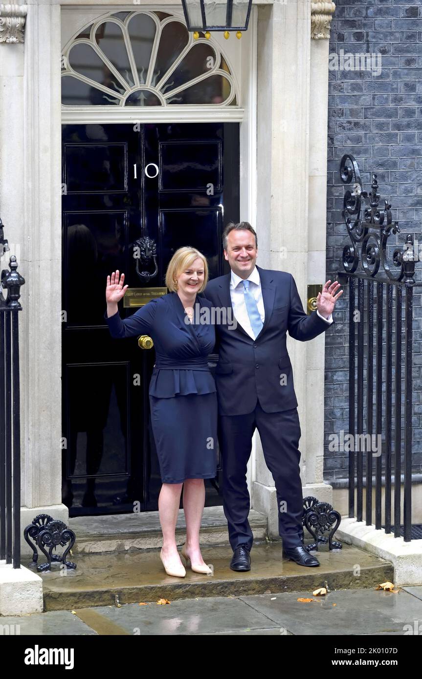 Liz Truss en Downing Street con su esposo Hugh O'Leary, después de hacer su primer discurso como Primera Ministra del Reino Unido. 6th de septiembre de 2022. Foto de stock