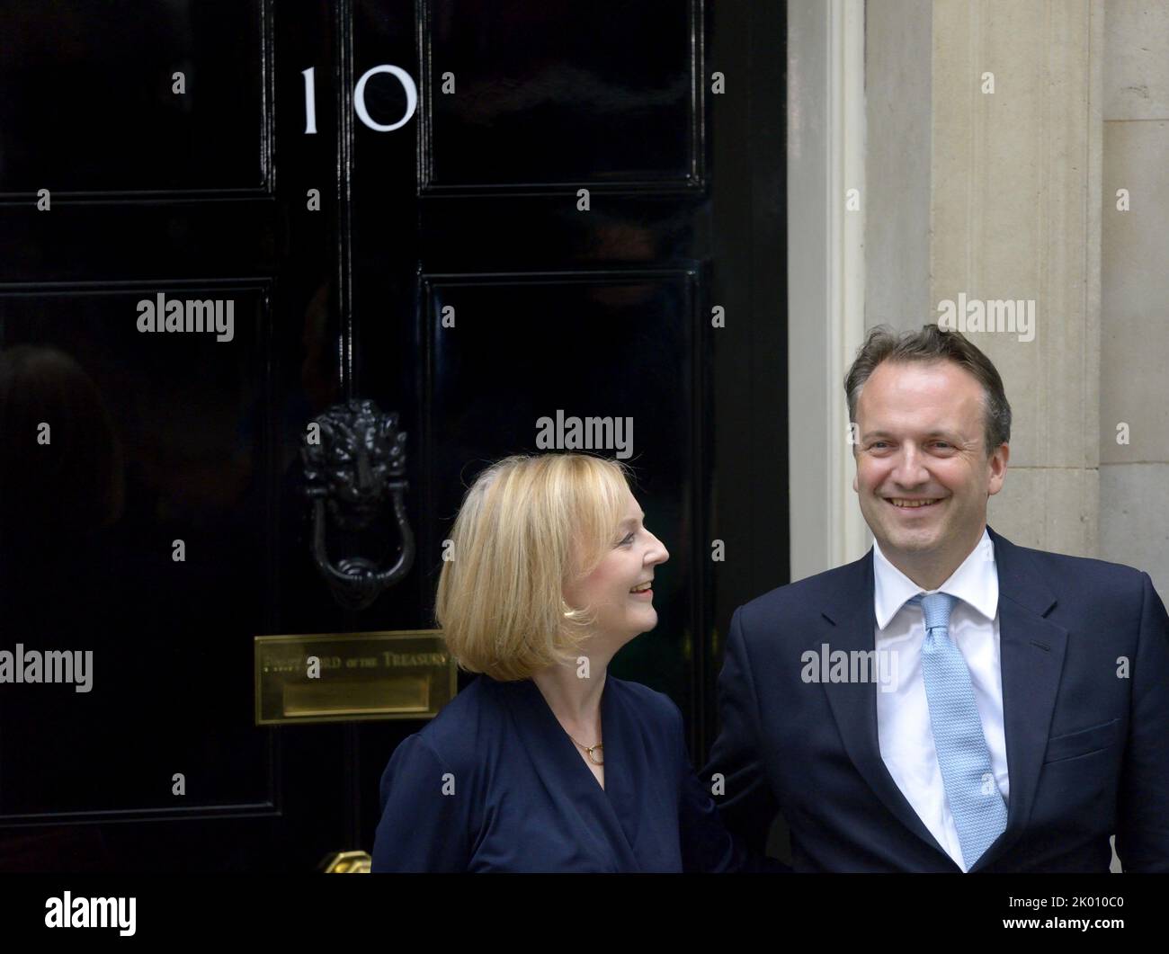Liz Truss con su esposo Hugh O'Leary en la puerta of10 Downing Street después de hacer su primer discurso como Primer Ministro del Reino Unido. 6th de septiembre de 2022. Foto de stock