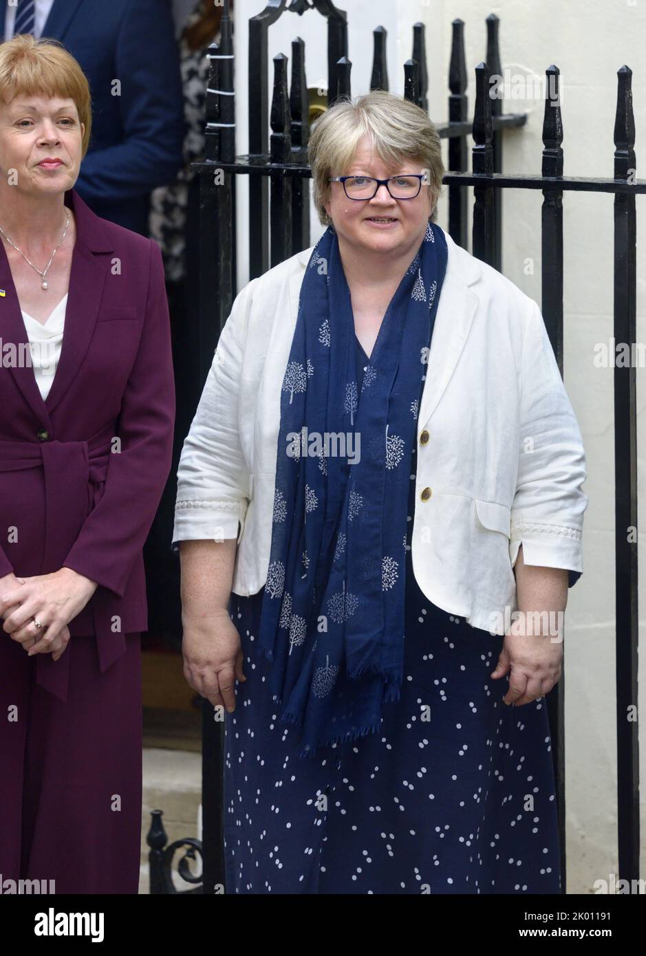 Thérèse Coffey MP (Con: Suffolk Coastal) en Downing Street el día en que Liz Truss pronuncia su primer discurso como Primera Ministra. Más tarde fue nombrada Heal Foto de stock