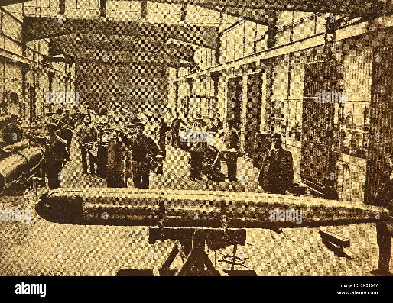 Trabajadores de municiones Primera Guerra Mundial - dentro de una fábrica de torpedos alemana. --------------- Munitionsarbeiter Ersten Weltkrieg - in einer deutschen Torpedofabrik. Foto de stock