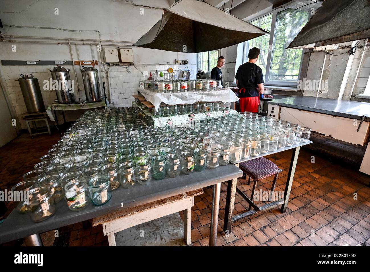 ZAPORIZHZHIA, UCRANIA - 08 DE SEPTIEMBRE de 2022 - Larrones de vidrio de medio litro para carne enlatada para ser distribuidos a los militares y desplazados internos, Zaporizhzhia, en el sudeste de Ucrania. Foto de stock