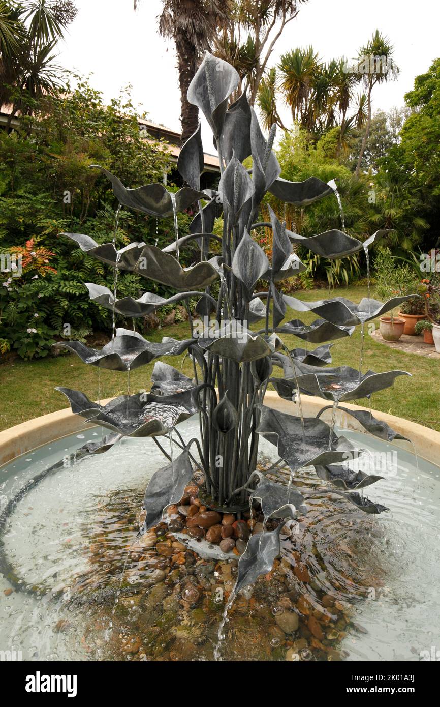 Estatua en una fuente de agua en el jardín sub tropical de Abbotsbury, Dorset, Reino Unido Foto de stock