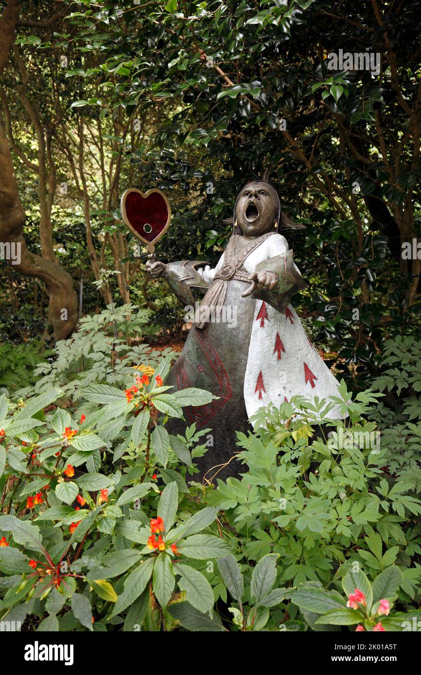 La Reina de las Espadas, estatua en el jardín subtropical de Abbotsbury, Dorset, Reino Unido Foto de stock