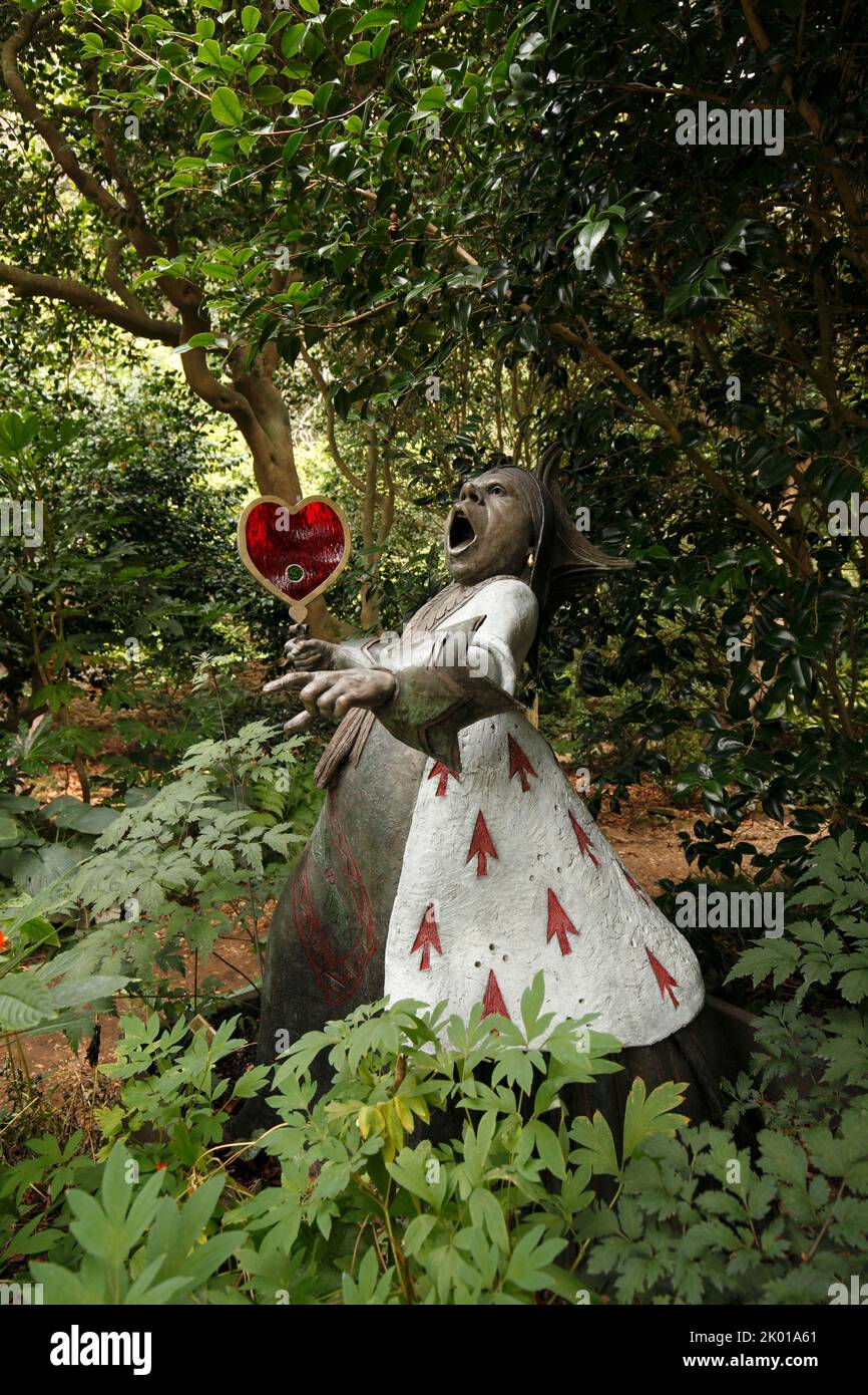 La Reina de las Espadas, estatua en el jardín subtropical de Abbotsbury, Dorset, Reino Unido Foto de stock