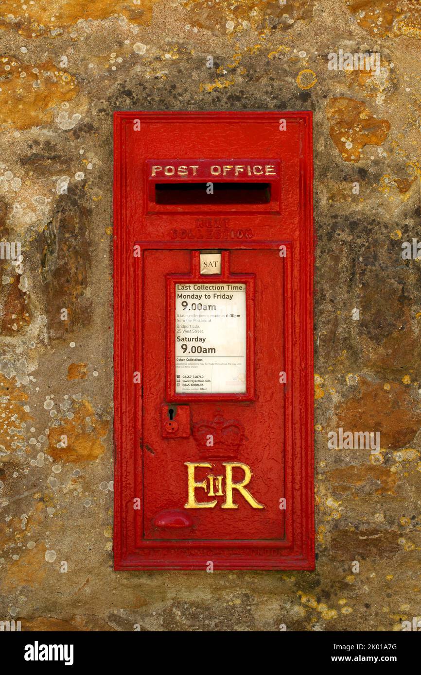 Caja de correos de la Reina Isabel II. Pintura roja con letras doradas. Situado en una pared de piedra. Correo Real. Foto de stock