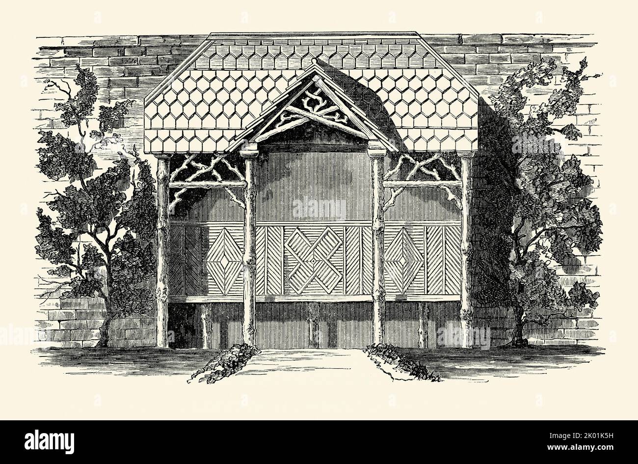 Un antiguo grabado victoriano de un diseño para una casa de verano rústica, de madera, con un techo de tejas o tejas. Es de un libro de 1890. El refugio se inclina contra la pared del jardín y también cuenta con bancos. Foto de stock