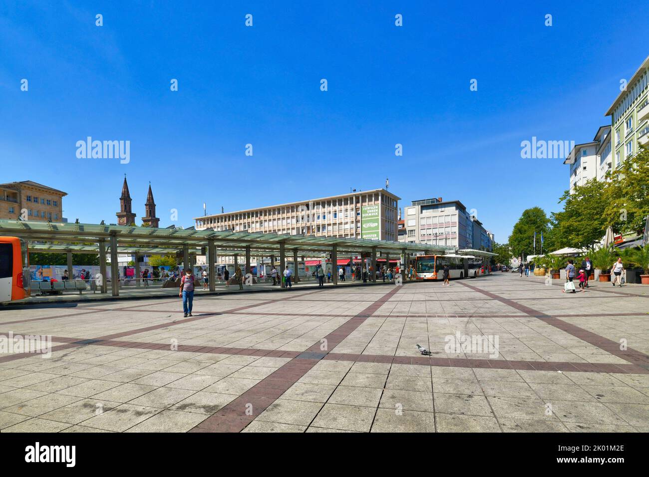 Ludwigshafen, Alemania - Agosto 2022: Plaza de la ciudad llamada 'Berliner Platz' con transporte público autobús y estación de tranvía Foto de stock