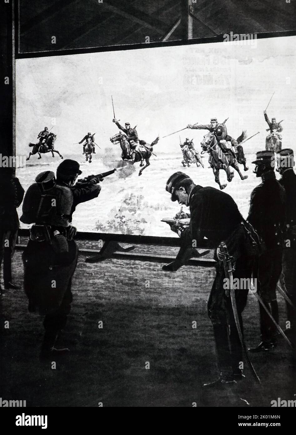Los soldados franceses utilizan la película de una carga de caballería para practicar con rifles. Foto de stock