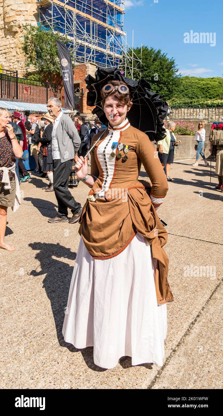 Señorita en vestido victoriano para Lincoln Steampunk Festival, Lincoln 2022 Foto de stock
